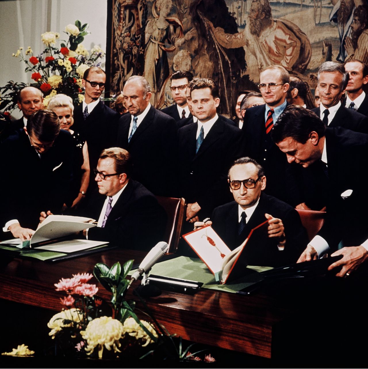 Foto der Unterzeichnung des Grundlagenvertrages durch Egon Bahr und Michael Kohl im Bonner Palais Schaumburg am 8. November 1972